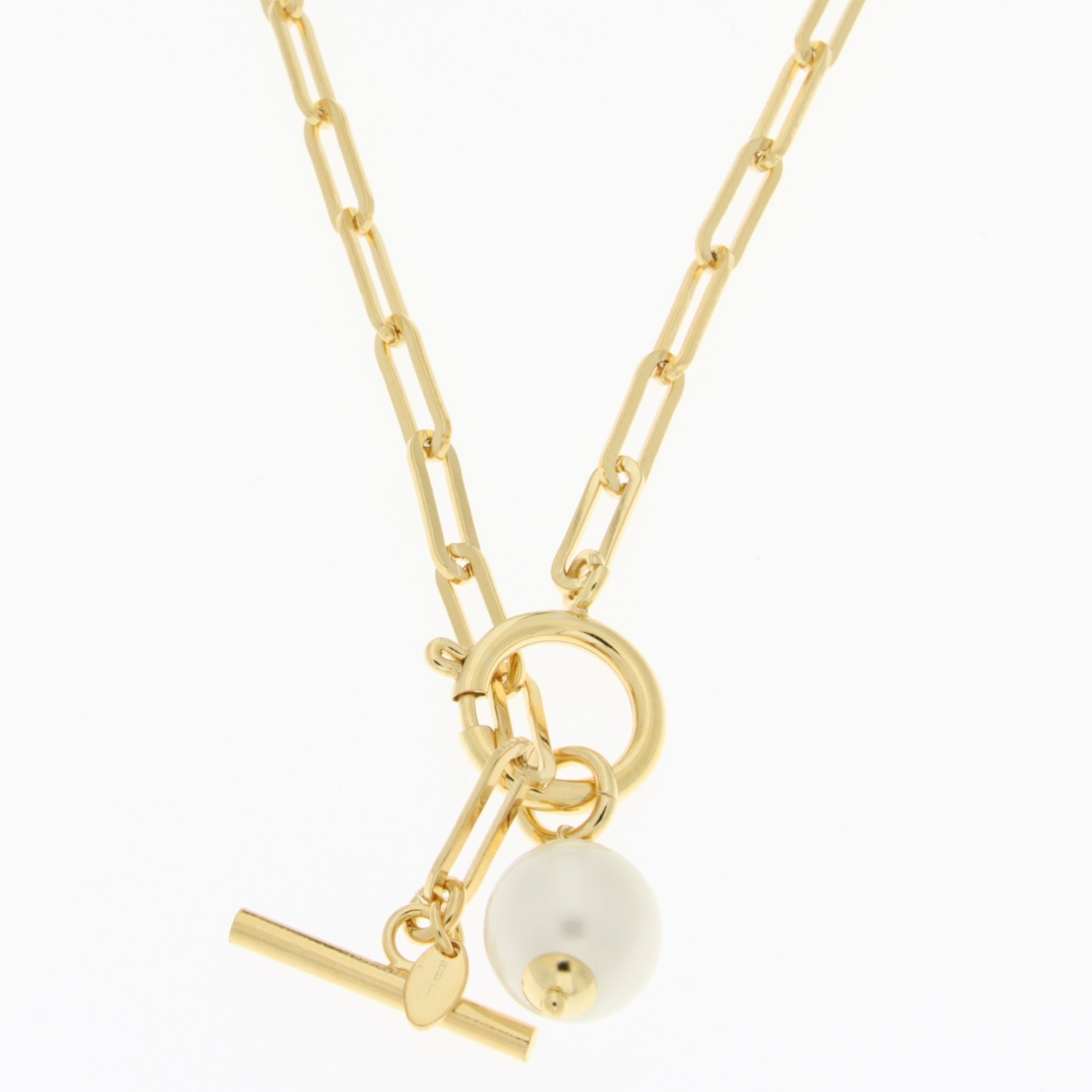 This 18" gold plated paperclip necklace features a toggle and large spring ring closure, as well as a removable pearl charm. With a versatile design and luxurious materials, this necklace is perfect for both casual and formal occasions.