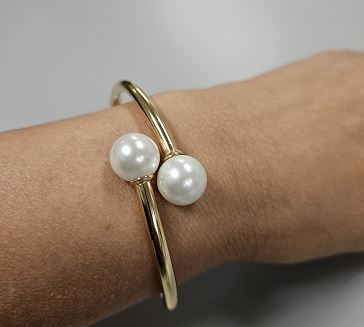 BYPASS HINGED OVAL BANGLE WITH SHELL PEARLS